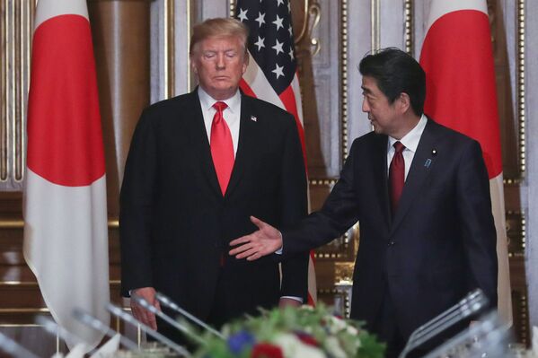 Президент США Дональд Трамп и премьер-министр Синдзо Абэ в Токио - Sputnik Абхазия