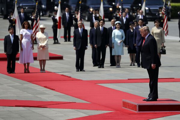 Президент США Дональд Трамп и первая леди США Мелания Трамп во время церемонии приветствия в Императорском дворце в Токио - Sputnik Абхазия