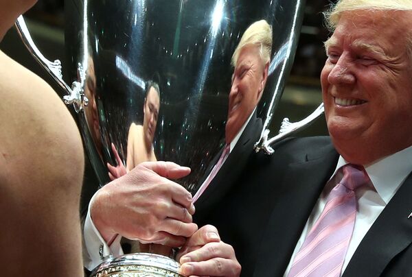 Президент США Дональд Трамп на церемонии награждения победителя Summer Grand Sumo Tournament в Токио - Sputnik Абхазия