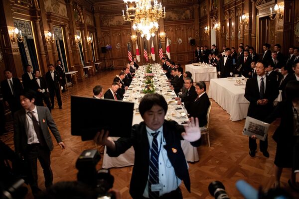 Президент США Дональд Трамп с женой Меланией на обеде с премьер-министром Японии Синдзо Абэ в Токио - Sputnik Абхазия