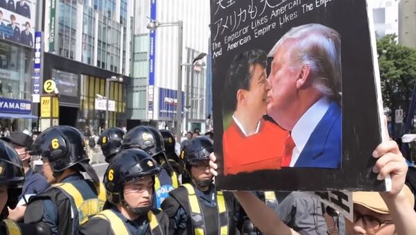 Вопреки традициям: японцы вышли на митинг против гостя - Sputnik Абхазия