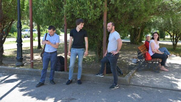 Журналисты ждут у парадной - Sputnik Абхазия