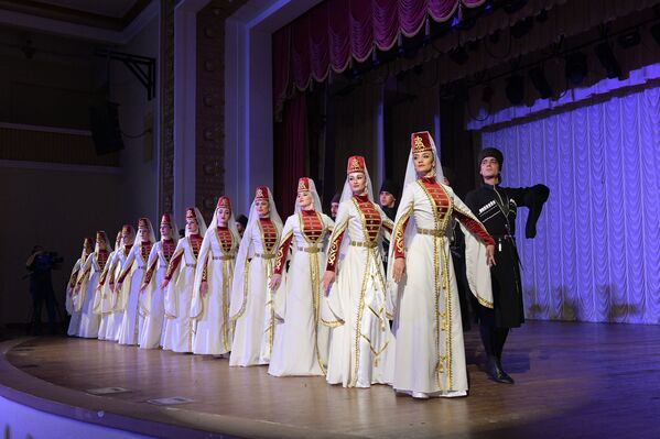 Девичий, Горский, Аураща, Нарты и Исламей и другие танцы вошли в программу концерта. - Sputnik Абхазия