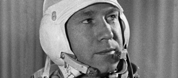 Космонавт Алексей Леонов перед космическим полетом на корабле Восход-2 Космонавт Алексей Леонов перед космическим полетом на корабле Восход-2 - Sputnik Абхазия