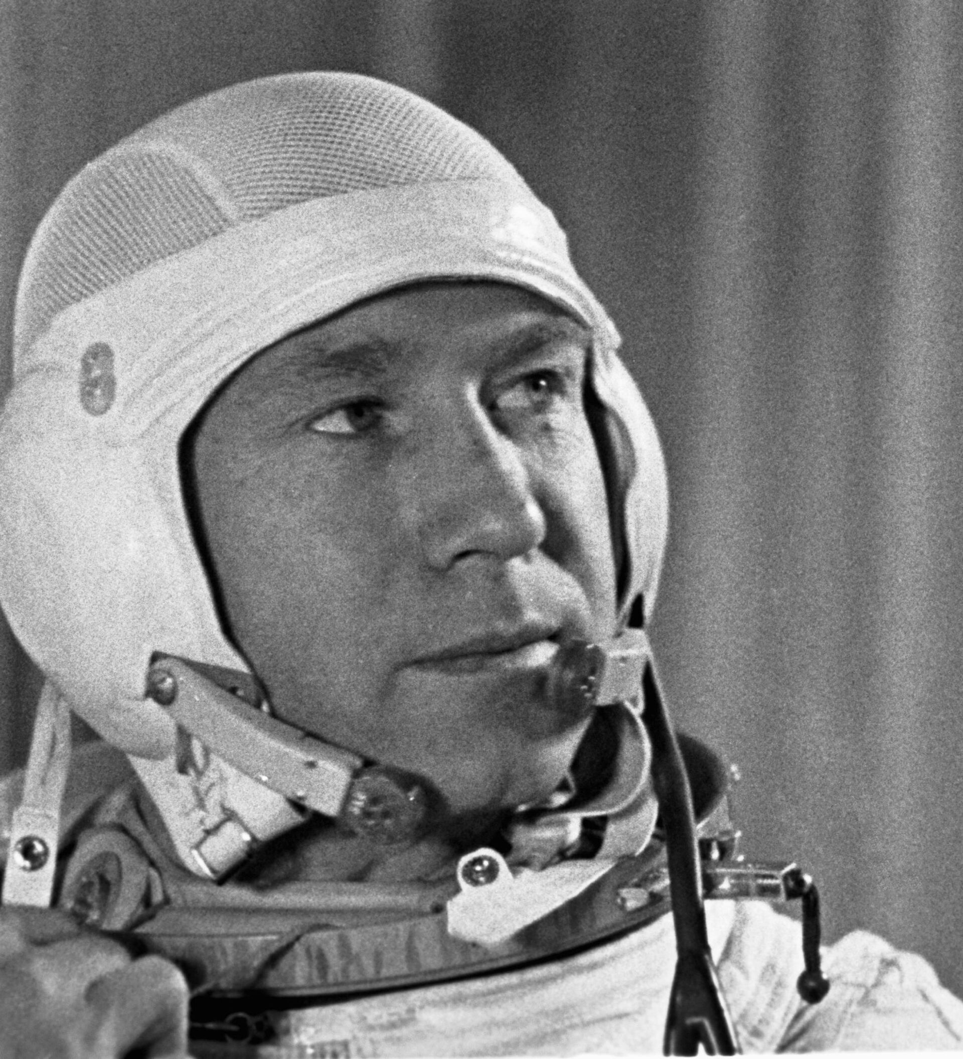 Первый мужчина в открытом космосе