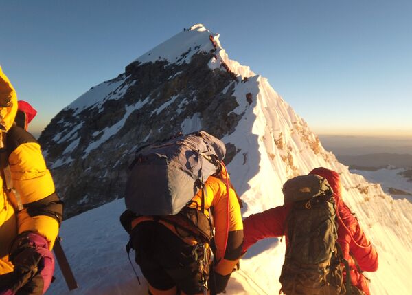 Альпинисты во время восхождения на Эверест  - Sputnik Абхазия