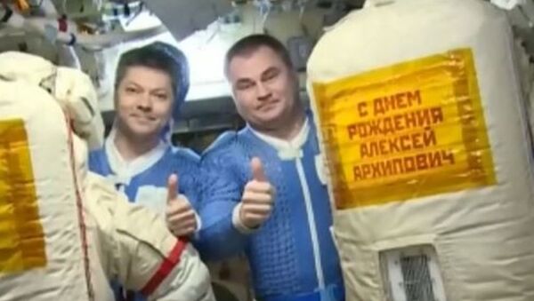 Овчинин и Кононенко вышли в открытый космос с фотографией Леонова в честь его 85-летия - Sputnik Абхазия