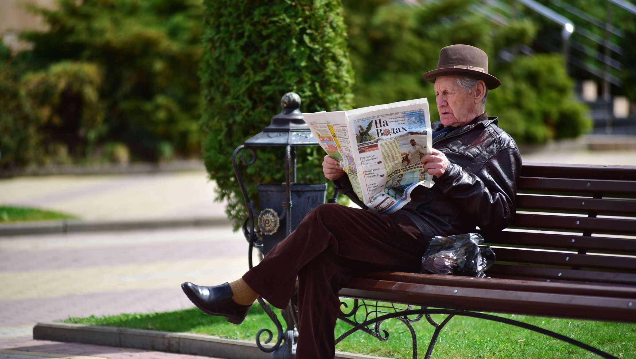 Newspaper man. Человек читает газету. Человек на скамейке с газетой. Мужчина на лавочке. Пенсионеры на лавочке.