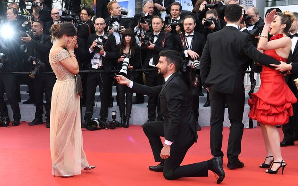 Мужчина делает предложение девушке на красной дорожке премьеры фильма Тайная жизнь в рамках 72-го Каннского международного кинофестиваля - Sputnik Абхазия