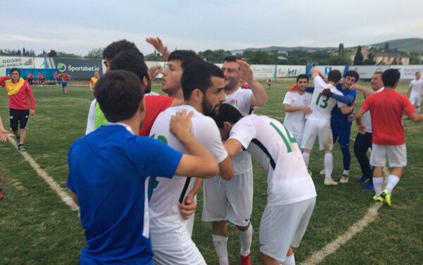 Игроки сборной Абхазии празднуют победу над сборной Сампи (Лапландия), 3 июня 2019 - Sputnik Абхазия