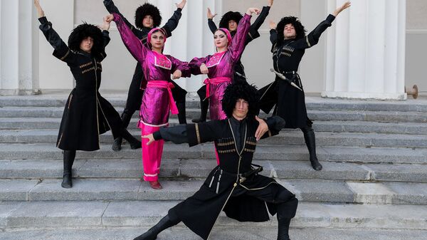 Танцоры Государственного ансамбля народного танца Кавказ имени Кандида Тарба  - Sputnik Абхазия
