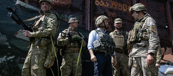 Президент Украины Владимир Зеленский во время визит в Донбасс. Архивное фото Президент Украины Владимир Зеленский во время визит в Донбасс. Архивное фото - Sputnik Абхазия