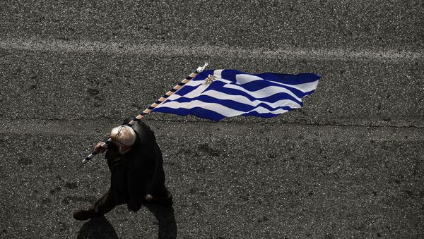 Мужчина с флагом Греции - Sputnik Абхазия