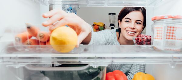 Девушка достает еду из холодильника Девушка достает еду из холодильника - Sputnik Абхазия