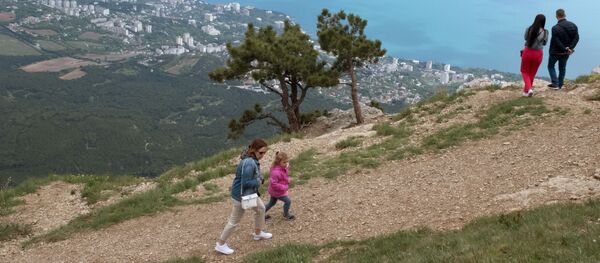 Туристы на горе Ай-Петри в Крыму. Туристы на горе Ай-Петри в Крыму. - Sputnik Абхазия