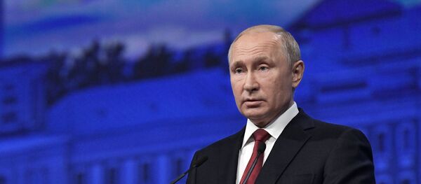Президент РФ В. Путин на Петербургском международном экономическом форуме. Президент РФ В. Путин на Петербургском международном экономическом форуме. - Sputnik Абхазия