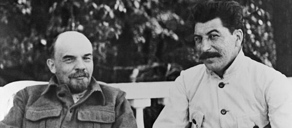 Владимир Ильич Ленин и Иосиф Виссарионович Сталин (справа) в Горках. Владимир Ильич Ленин и Иосиф Виссарионович Сталин (справа) в Горках. - Sputnik Абхазия