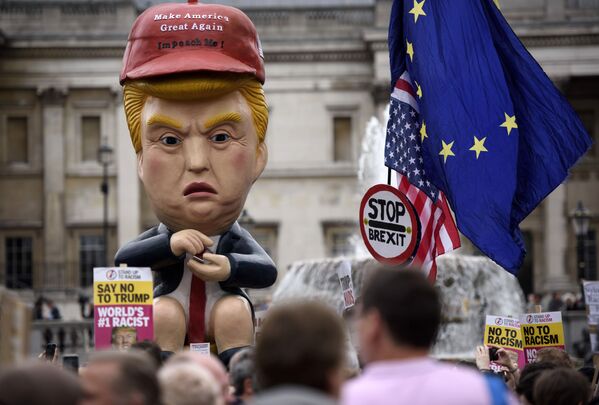 Участники акции протеста на Трафальгарской площади в Лондоне против официального визита президента США Дональда Трампа в Великобританию - Sputnik Абхазия