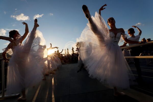 Участники урока балета на открытом воздухе во время фестиваля «Праздники мирового балета» в Москве, Россия - Sputnik Абхазия