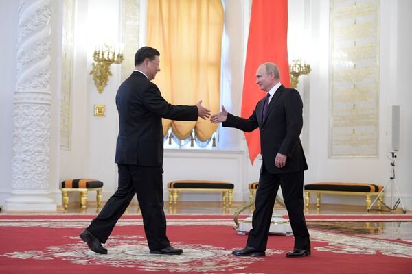 Председатель КНР Си Цзиньпин и президент РФ Владимир Путин на церемонии официальной встречи в Георгиевском зале Кремля - Sputnik Абхазия