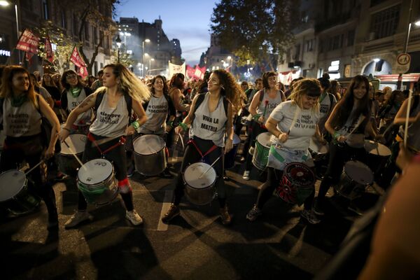 Женщины играют на барабанах во время акции протеста против насилия в Буэнос-Айресе, Аргентина - Sputnik Абхазия