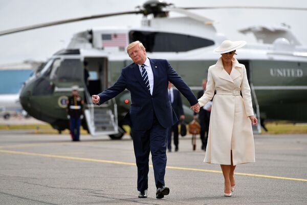 Президент США Дональд Трамп и его супруга Меланья после посещения мероприятия по случаю годовщины высадки в Нормандии - Sputnik Абхазия