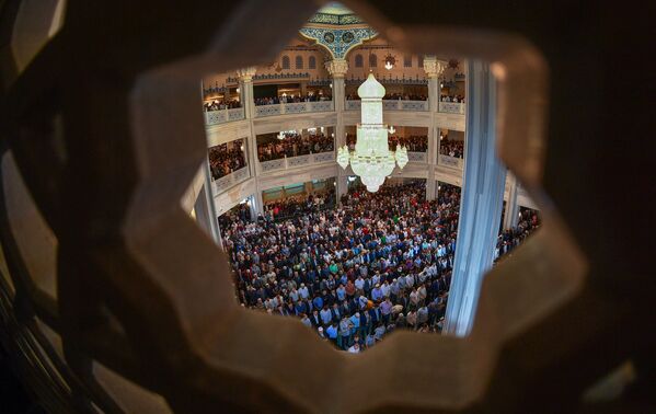 Мусульмане по время намаза в день праздника Ураза-байрам в Соборной мечети в Москве - Sputnik Абхазия