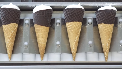 Кому мороженое? Смотрите на видео, как создается любимое летнее лакомство