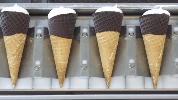 Кому мороженое? Смотрите на видео, как создается любимое летнее лакомство - Sputnik Абхазия
