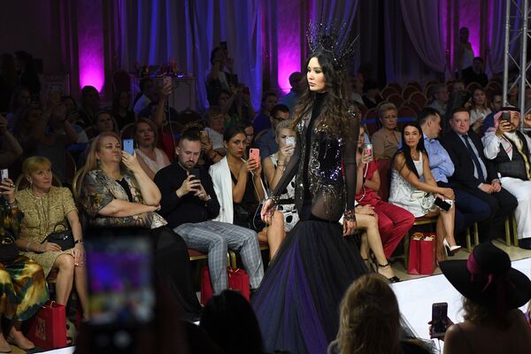 Модель демонстрирует одежду из коллекции дизайнера Kibovskaya в рамках Дней арабской моды в Москве - Sputnik Абхазия