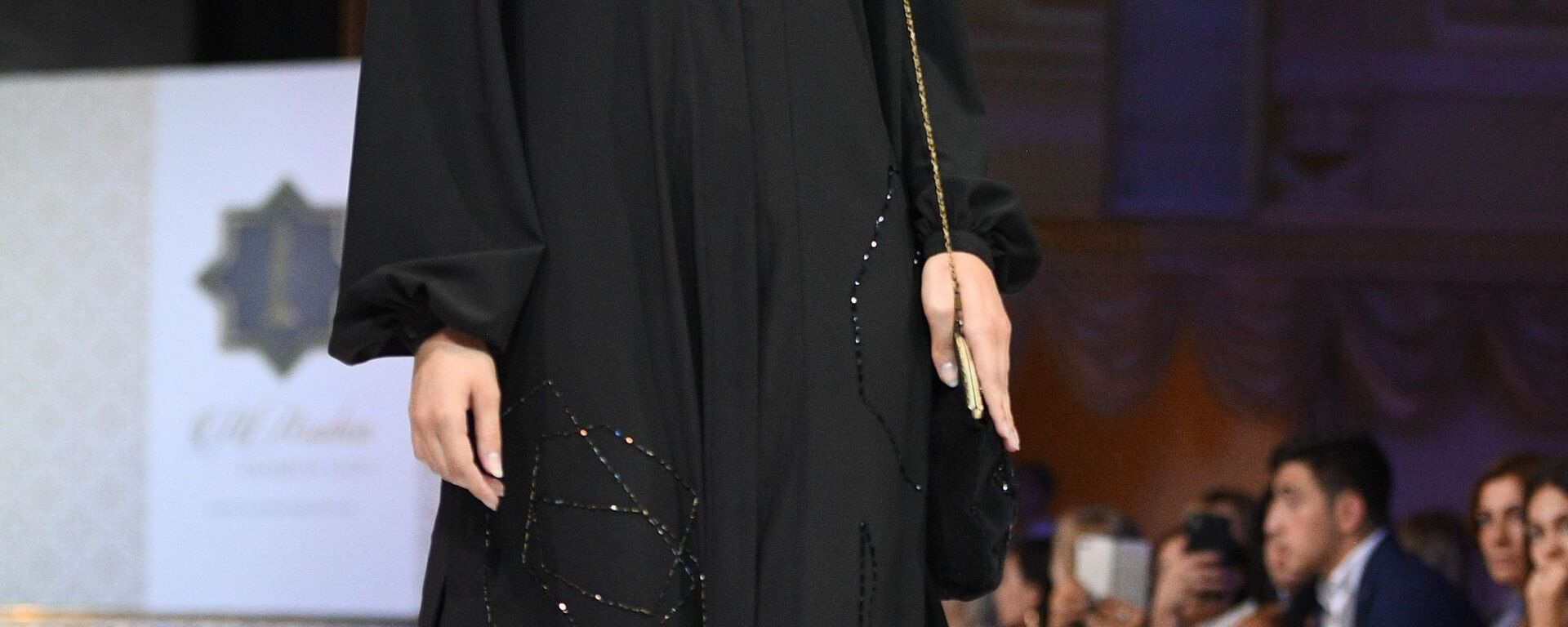 Модель демонстрирует одежду из коллекции дизайнера Наиры Арутянян в рамках Дней арабской моды в Москве - Sputnik Абхазия, 1920, 29.01.2026