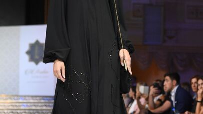 Модель демонстрирует одежду из коллекции дизайнера Наиры Арутянян в рамках Дней арабской моды в Москве