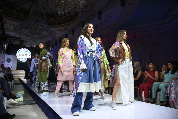 Модели демонстрируют одежду из коллекции дизайнера IKATMe в рамках Дней арабской моды в Москве - Sputnik Абхазия