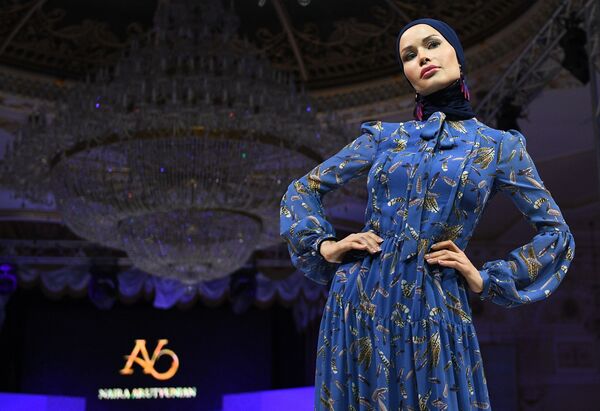 Модель демонстрирует одежду из коллекции дизайнера Наиры Арутянян в рамках Дней арабской моды в Москве - Sputnik Абхазия