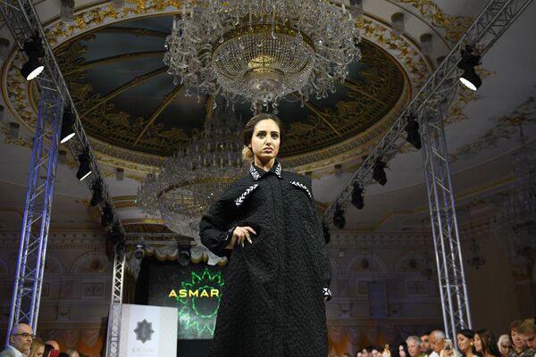 Модель демонстрируют одежду из коллекции дизайнера Asmaraia в рамках Дней арабской моды (Al Arabia Fashion Days) в Москве - Sputnik Абхазия