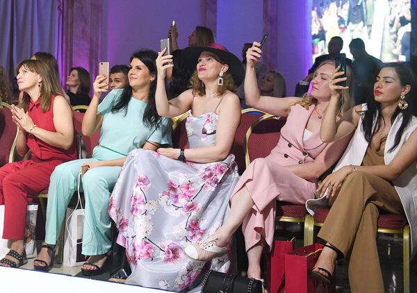 Гости во время показа коллекции дизайнера IKATMe в рамках Дней арабской моды в Москве - Sputnik Абхазия