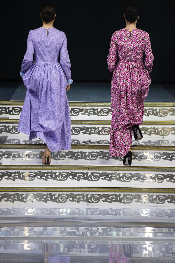  Модели демонстрируют одежду из коллекции дизайнера Kibovskaya в рамках Дней арабской моды (Al Arabia Fashion Days) в Москве - Sputnik Абхазия