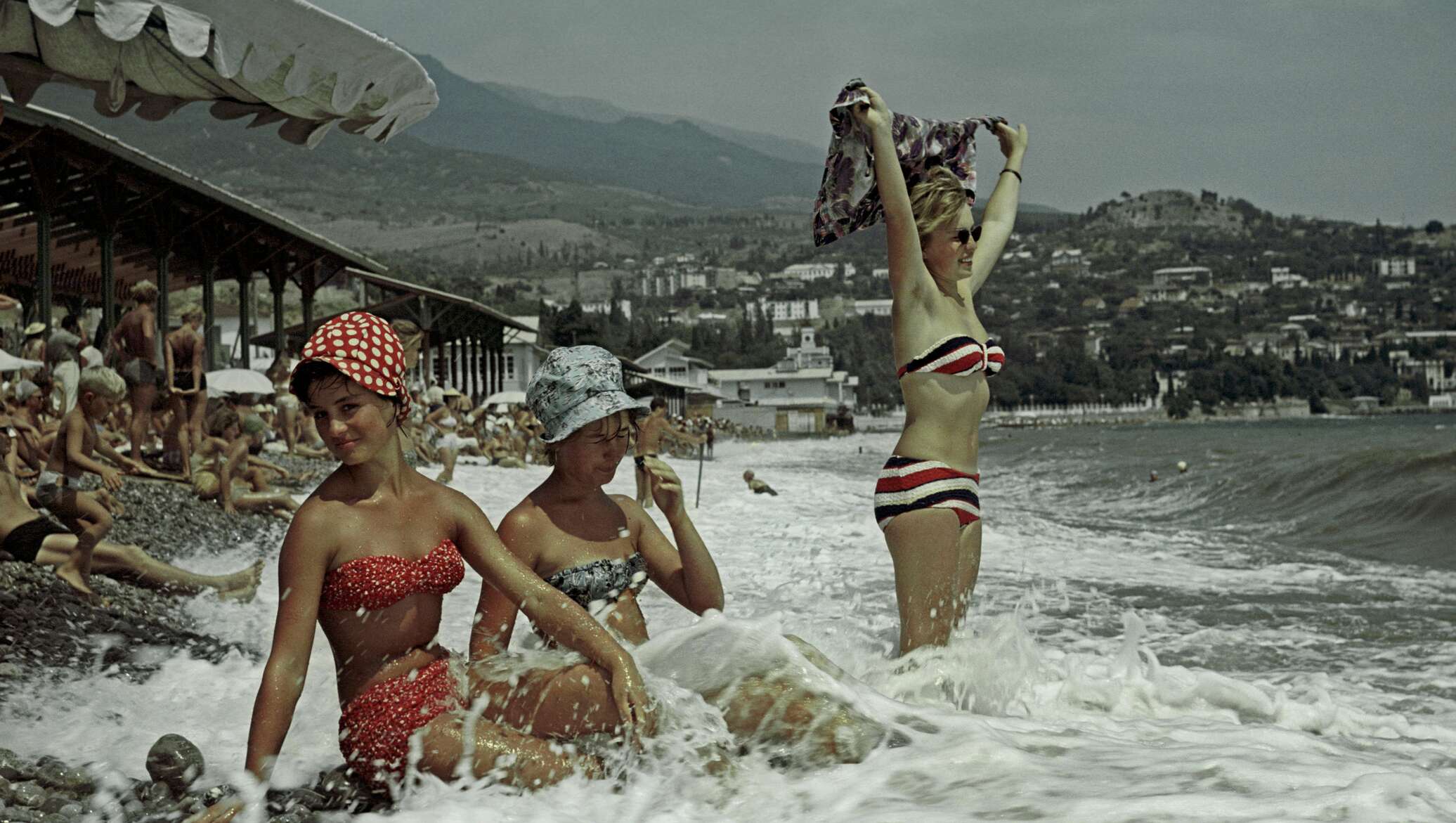 Черное море советское. Ялта пляж 1954. Сочи 1988. Советские купальники. Пляж СССР.