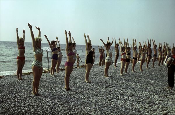 Оздоровительная гимнастика на пляже Туапсе, Краснодарский край, 1963 год - Sputnik Абхазия