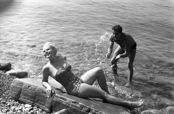 Отдыхающие на пляже города-курорта Сочи, 1966 год - Sputnik Абхазия