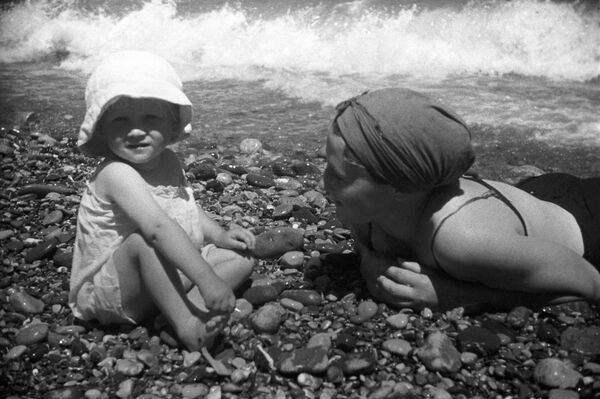 Отдых на пляже в Ялте, 1939 год - Sputnik Абхазия