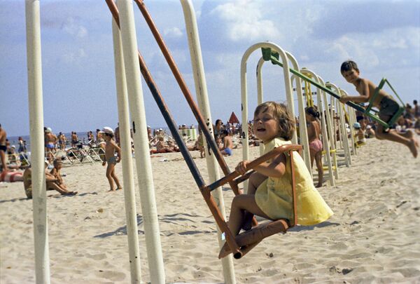 Дети на пляже в Юрмале, 1975 год - Sputnik Абхазия