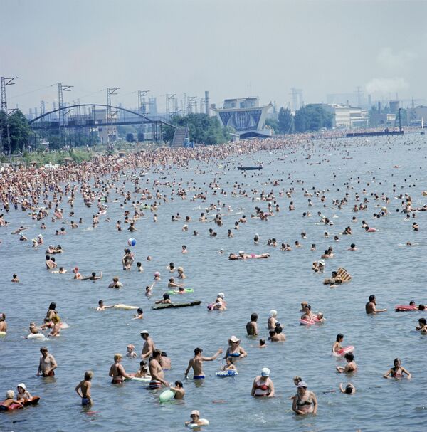 Городской пляж вблизи завода Азовсталь на побережье Азовского моря, 1978 год - Sputnik Абхазия