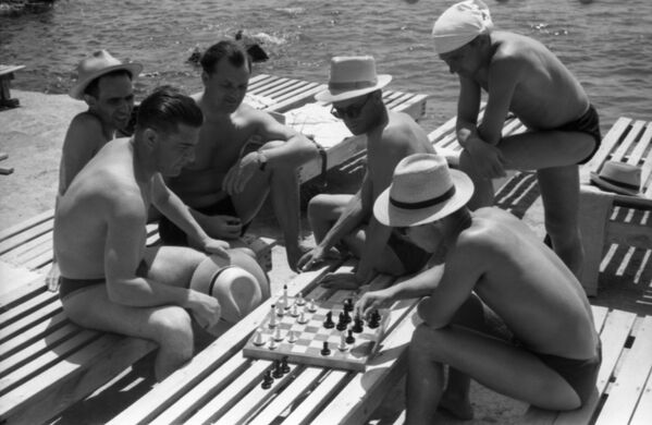 На пляже ялтинского санатория Украина отдыхающие играют в шахматы, 1958 год - Sputnik Абхазия