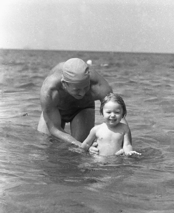 Алексей Леонов купается с дочерью Викой в Черном море, 1967 год - Sputnik Абхазия