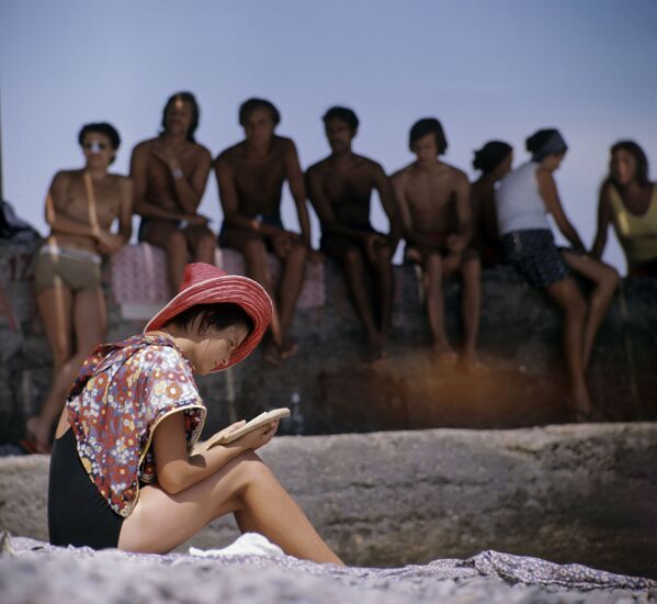 Юноши и девушки, отдыхающие на городском пляже Гурзуфа, 1974 год - Sputnik Абхазия