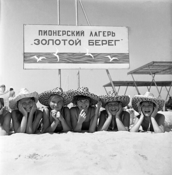 На пляже детского лагеря Золотой берег в Анапе, 1971 год - Sputnik Абхазия