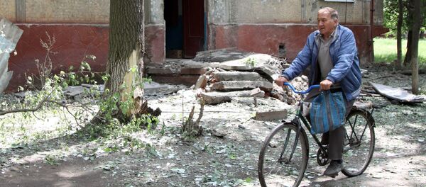 Последствия обстрелов населенных пунктов в Донбассе украинскими силовиками Последствия обстрелов населенных пунктов в Донбассе украинскими силовиками - Sputnik Абхазия