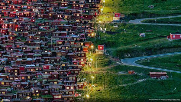 Снимок Follow The Light фотографа Junhui Fang, получивший приз зрительских симпатий в категории Cities конкурса National Geographic Travel Photo 2019 - Sputnik Абхазия