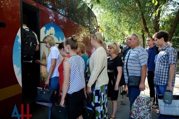 Жителям Донбасса начали выдавать российские паспорта Жителям Донбасса начали выдавать российские паспорта - Sputnik Абхазия